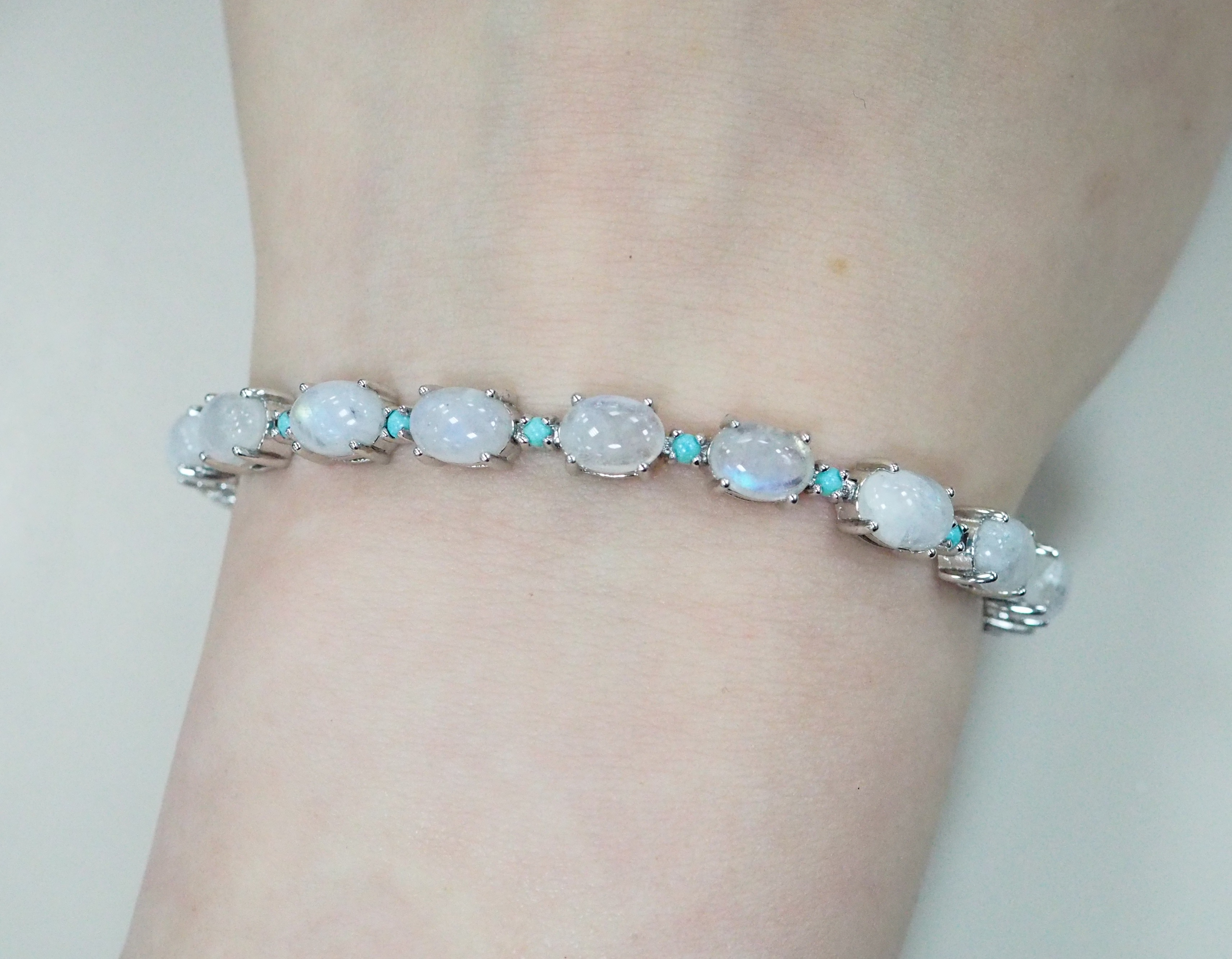 Серебряный браслет с лунными камнями и бирюзой